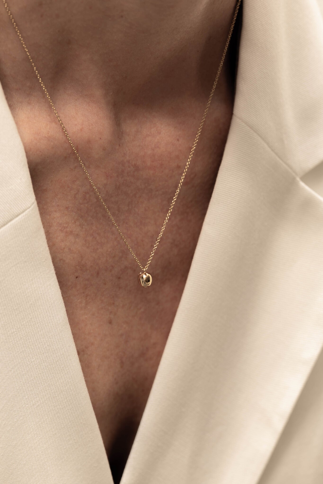 Apple necklace New York gedragen