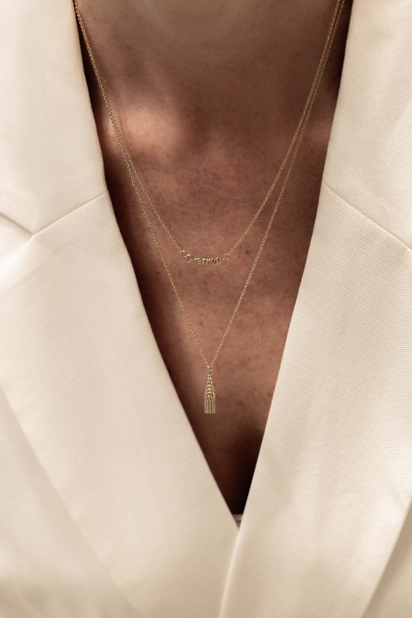 Dreamer Crysler building necklace gedragen