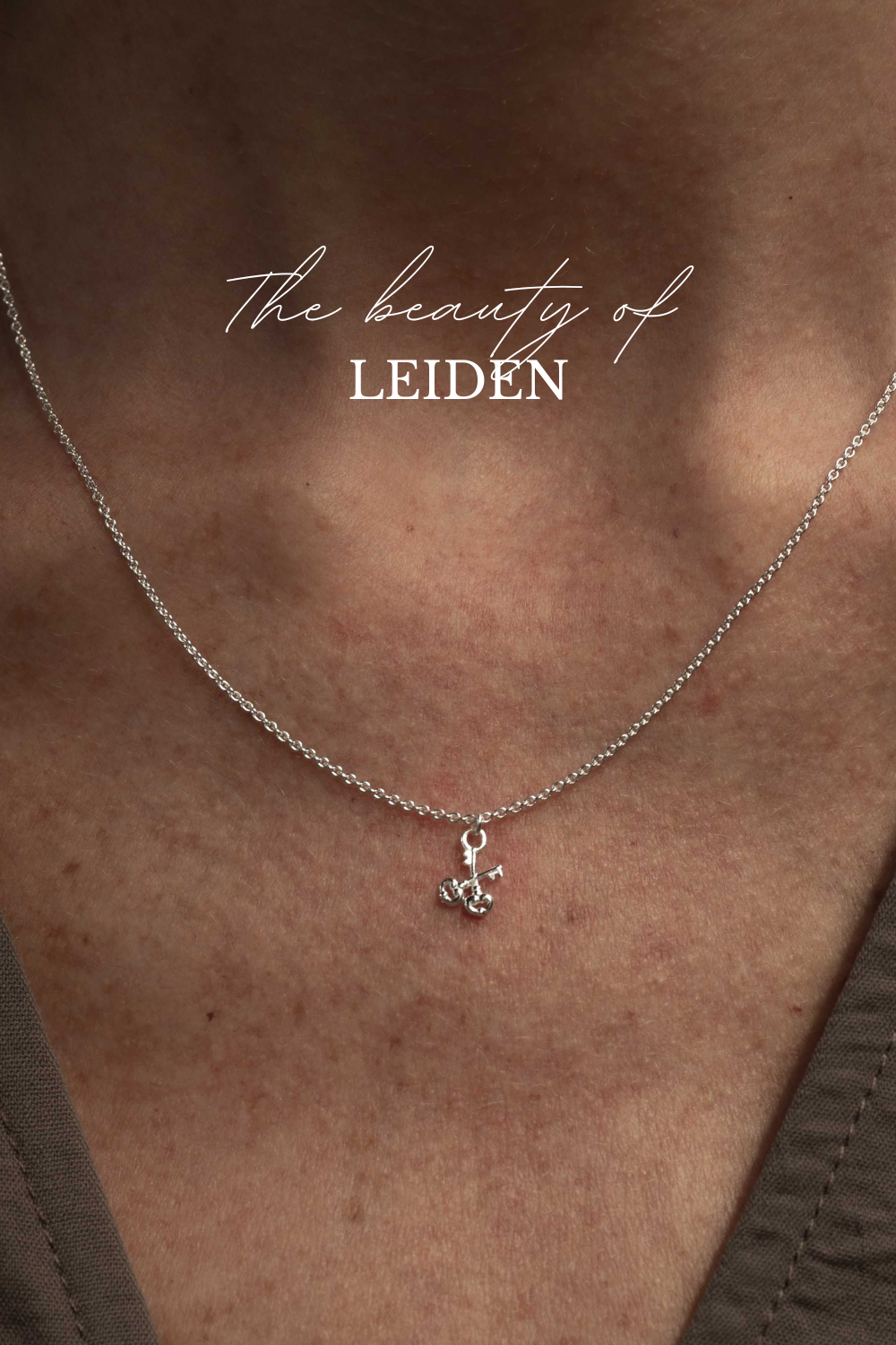 Leidse sleutels ketting zilver gedragen