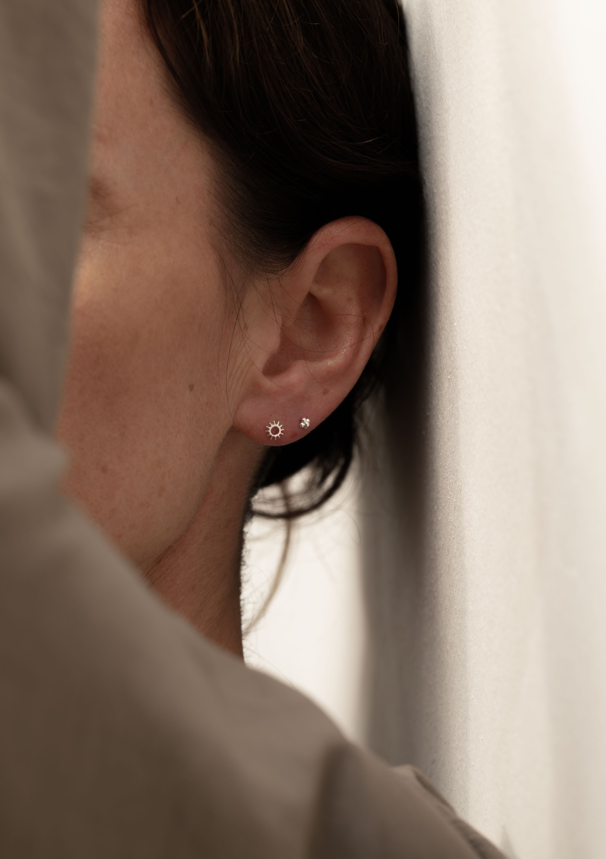 Rise and shine studs zilver gedragen
